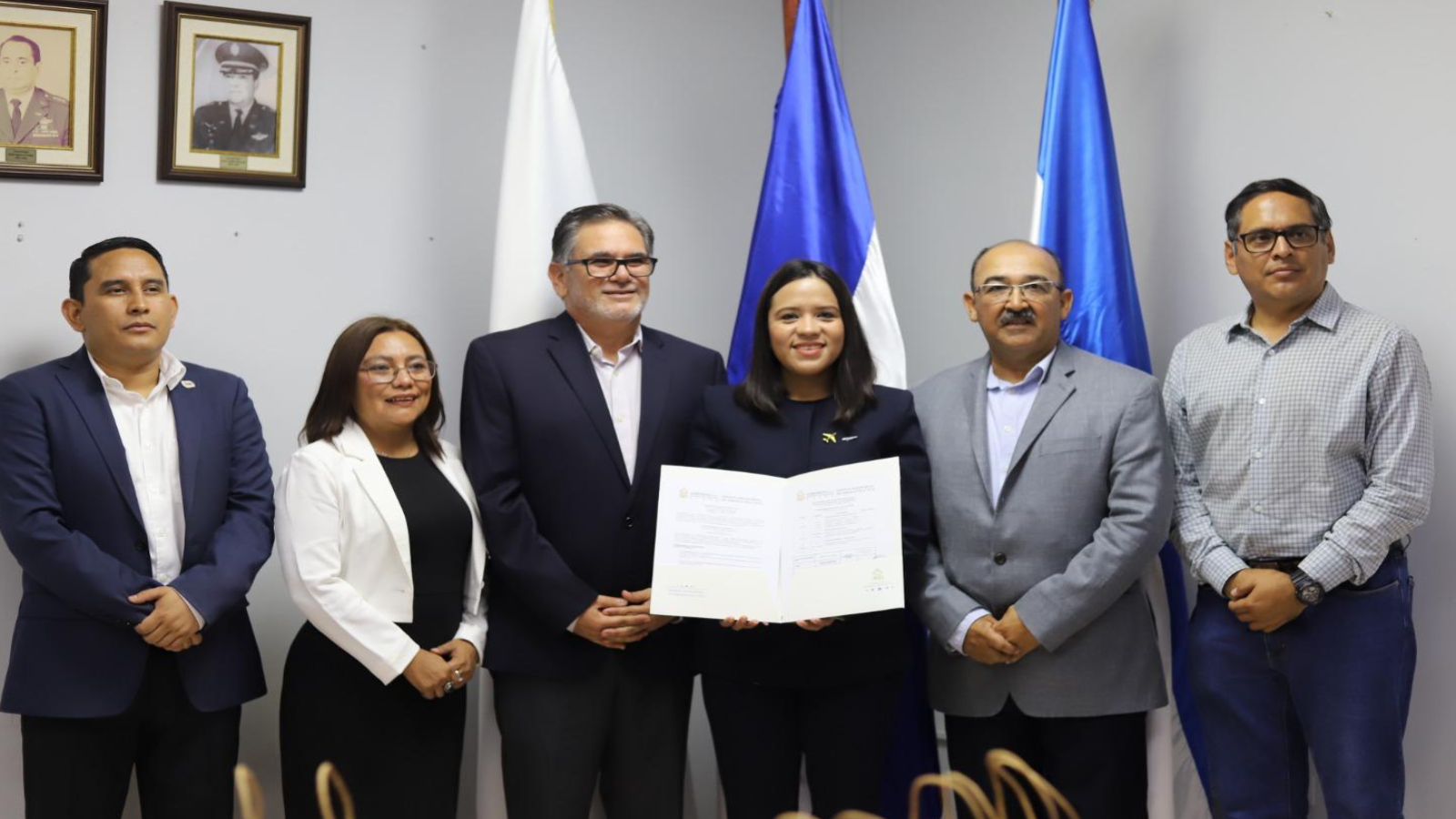 Fotografía 2 de AHAC entrega Certificado Operativo a Standard Fruit Company para realizar operaciones aéreas de fumigación agrícola
