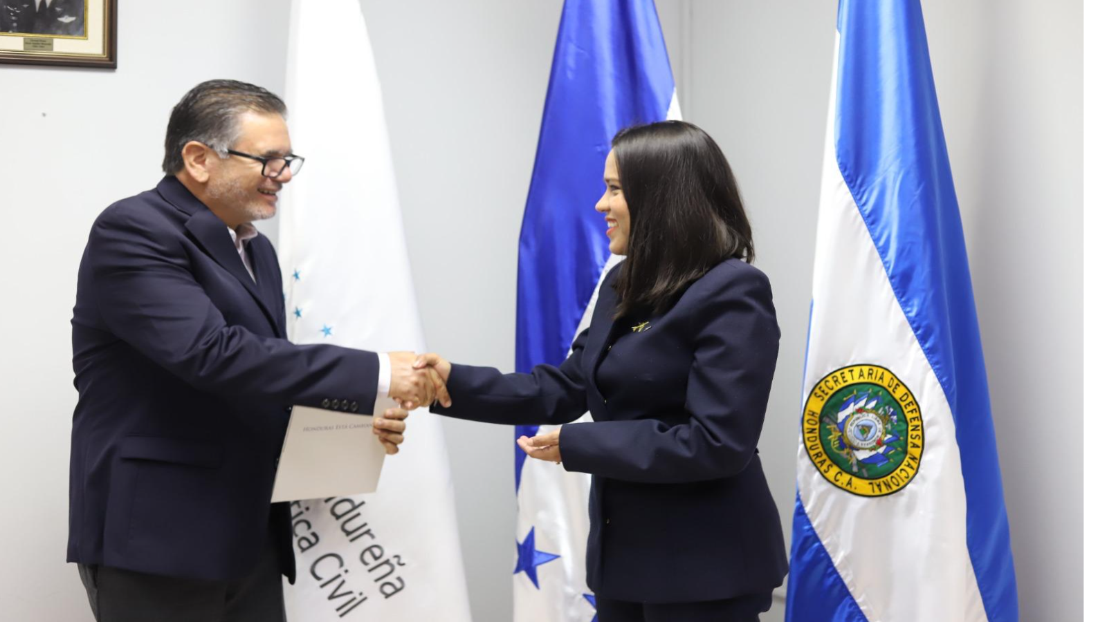 Fotografía 3 de AHAC entrega Certificado Operativo a Standard Fruit Company para realizar operaciones aéreas de fumigación agrícola