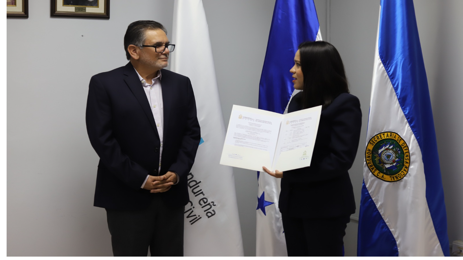 Imagen secundaria de AHAC entrega Certificado Operativo a Standard Fruit Company para realizar operaciones aéreas de fumigación agrícola