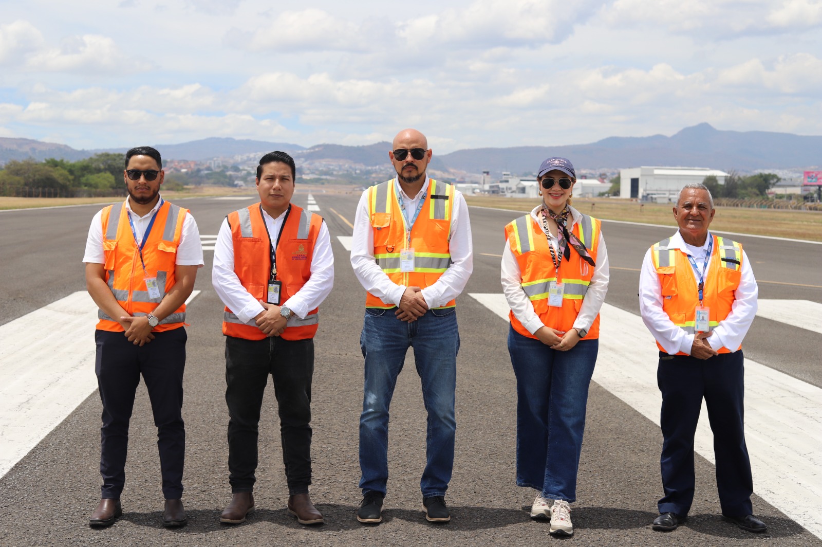 Equipo técnico de Certificación de Aeródromos en una pista
