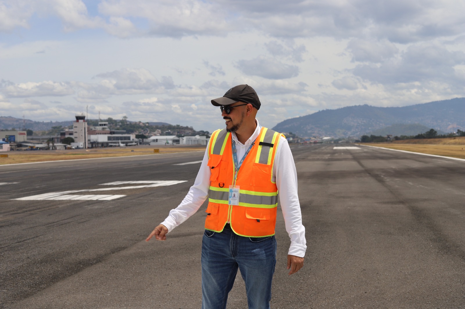 Inspector de aeródromos durante una actividad de vigilancia