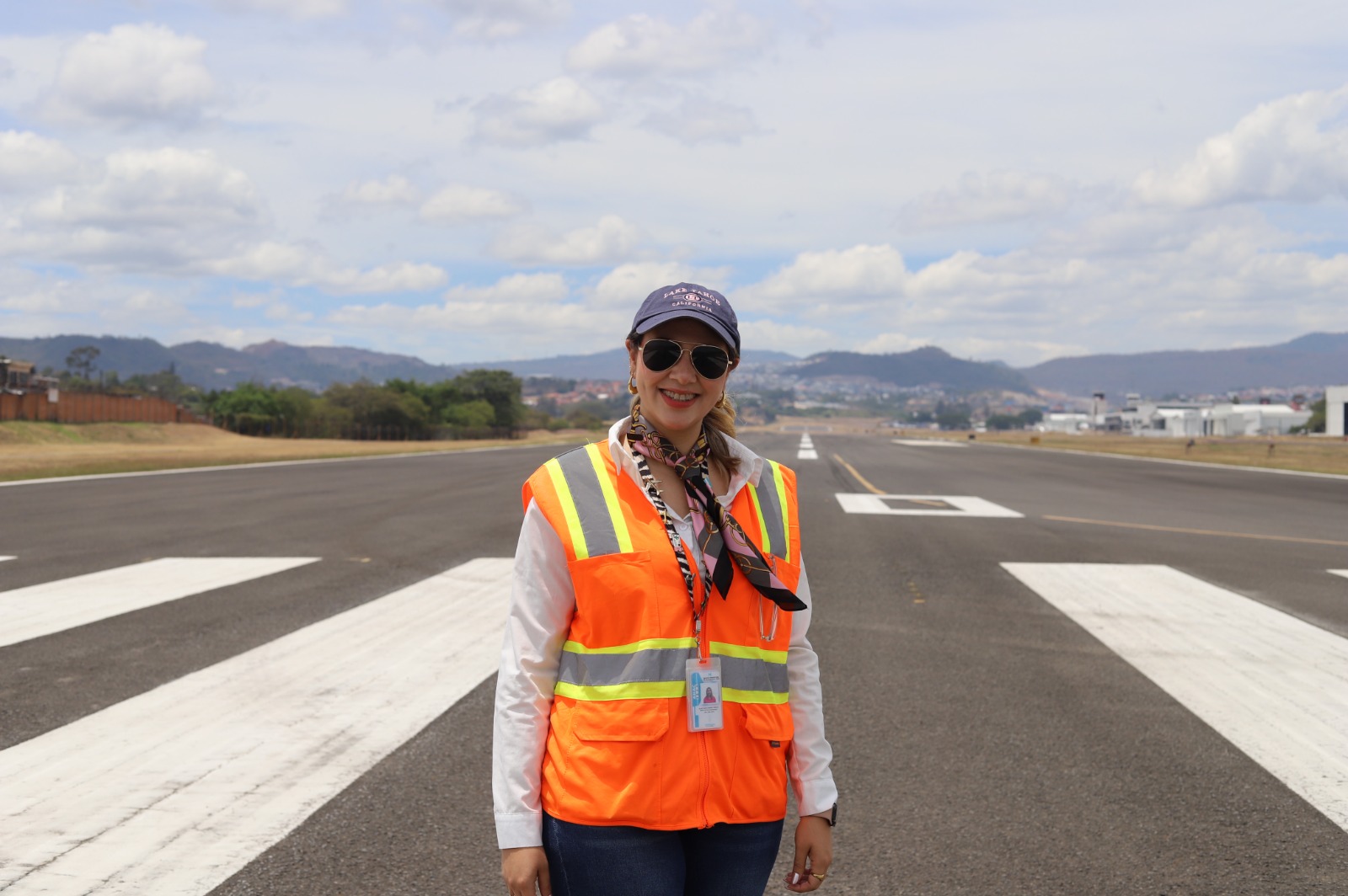Inspector de aeródromos realizando labores en pista